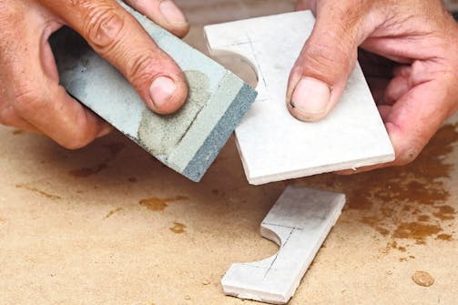 Kakla runt rören: Hål för rör mitt i en platta Kakla runt rören: Hål för rör mitt i en platta